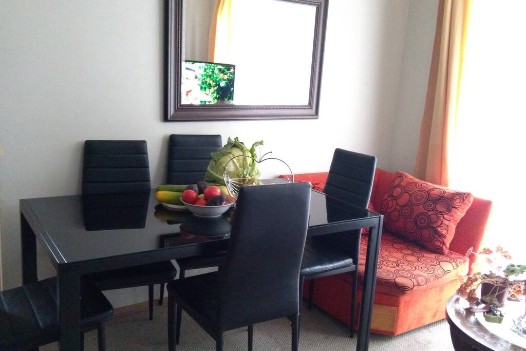 Comedor uso común, con 6 sillas, televisor con cable, sillon amplio y balcón.