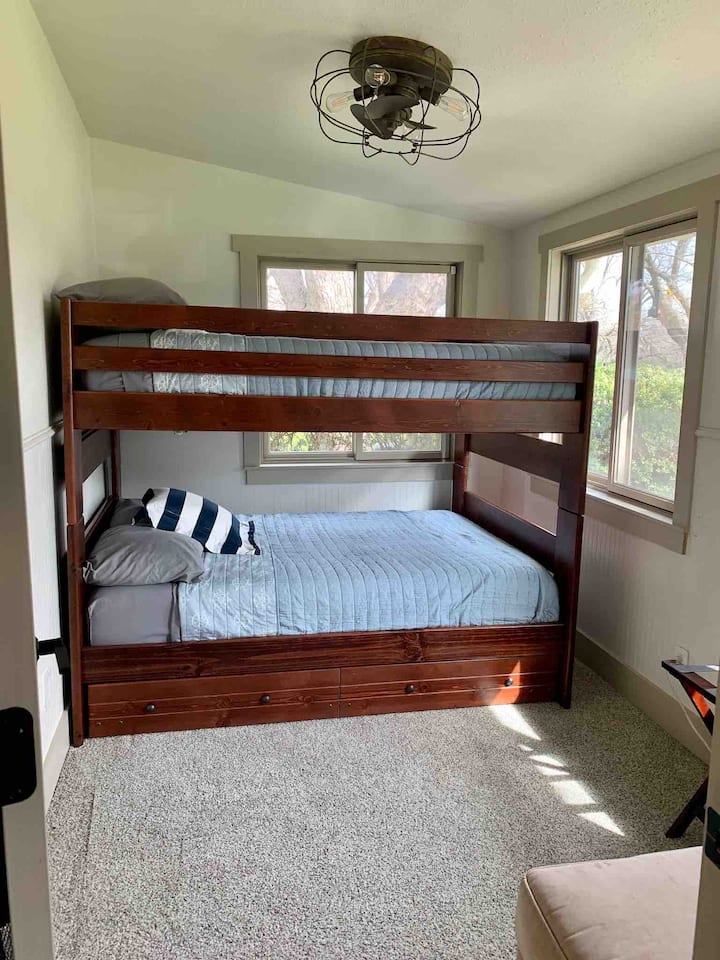 Poschodová posteľ v plnej veľkosti (okná majú závesy)