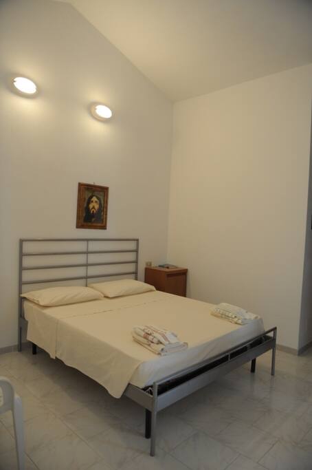 Camere matrimoniali con bagno indipendente e possibilità aggiunta letto singolo o a castello.