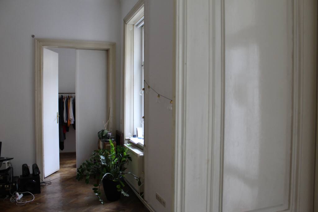 Das Zimmer geht vom Wohnzimmer ab