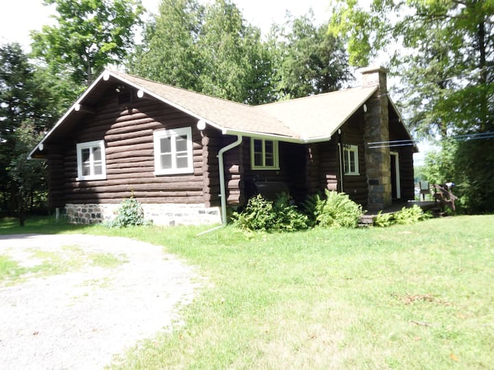 Peaceful 4 Season Cottage on the Lake w/ Starlink Cottages for Rent