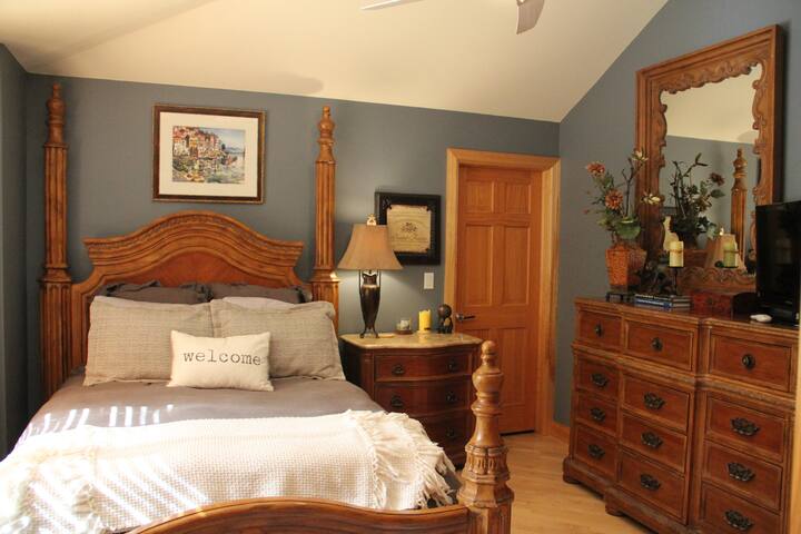 Спална соба 2 со брачен кревет (широк 150-179 см), телевизор, приклучена заедничка бања.