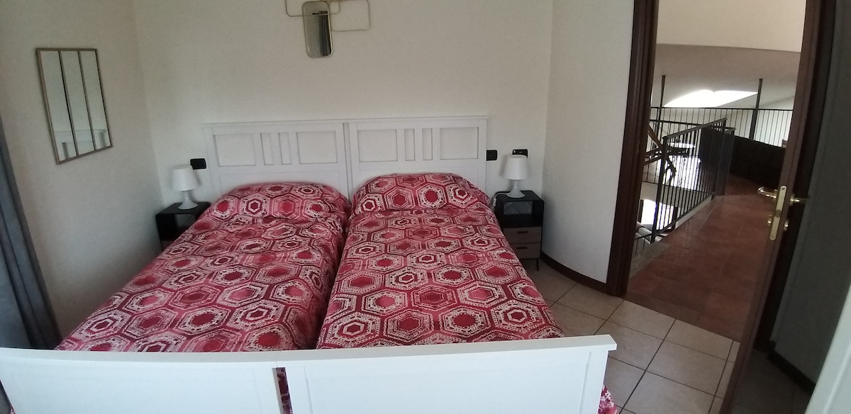 Jedna  spavaća soba s dva kreveta za jednu osobu