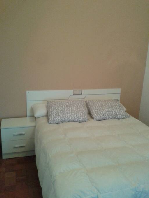 cama de matrimonio de 1.35, habitacion con terraza