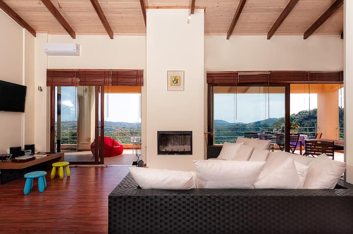 Villa Armonia Boutique Living  ka një dhomë ndenjjeje me kuzhinë të pajisur plotësisht, një W.C. me dush dhe një dhomë ndenjjeje, dritare të mëdha, dritë të pakufizuar dhe pamje pa pengesa.
Është një pushim relaksues me oxhak, xhakuzi dhe pishinë.
Është destinacioni ideal për të gjitha stinët e vitit.
Ëndërro  me të dashurin tënd.
 nëse të pëlqen të ecësh dhe në natyrë, peizazhi yt të jep me bujari ose nëse je entuziast çiklizmi, ke shtigje të pafundme për t 'u zbuluar.
