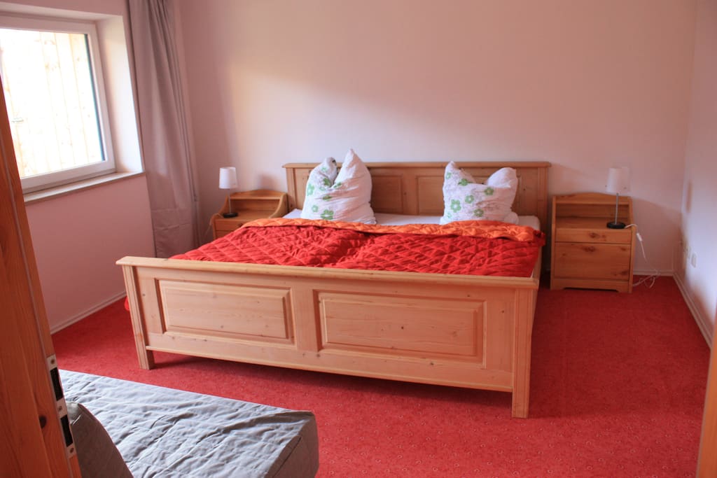 Schlafzimmer mit 2mx2m Bett und Schlafsofa (ebenfalls Schlafkomfort eines vollwertigen Bettes)