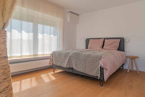 Holiday apartment for 12 + garages/terrace/garden