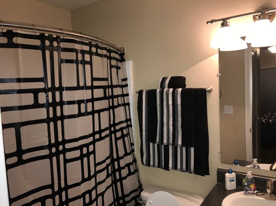 Second bathroom. Towels, shampoo and conditioner included.