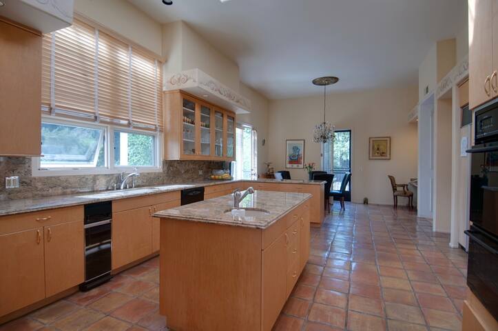 Hollywood Hills Multiview Estate Villa gallery image 4