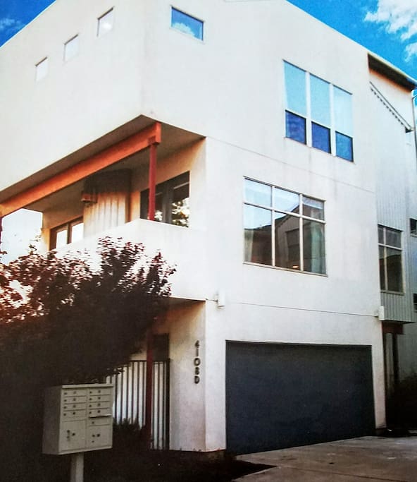 4 story home with rooftop bar and patio overlooking Houston.