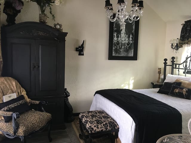 Shakespeare's Den (Rm 2 - Romeo & Giulietta's)