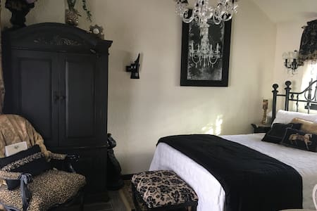 Shakespeare's Den (Rm 2 - Romeo & Giulietta's)