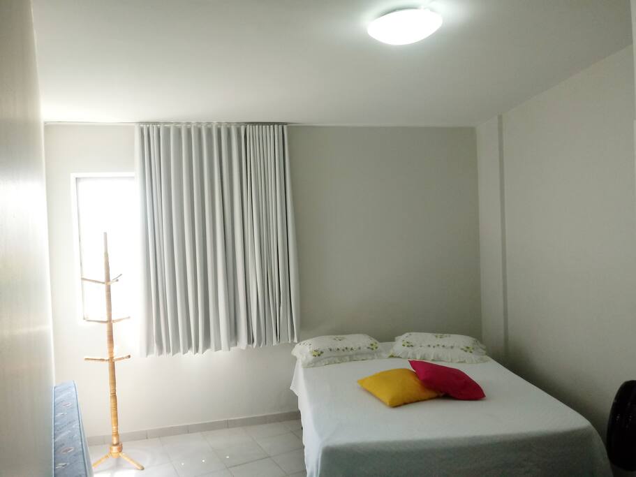 Quarto com cama de casal, colchão de solteiro extra, com armário embutido e ventilador. Possui uma bela vista para o Bosque dos buritis.