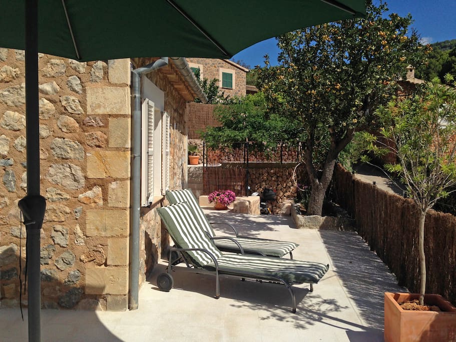 Terrasse mit Sonnenliegen.