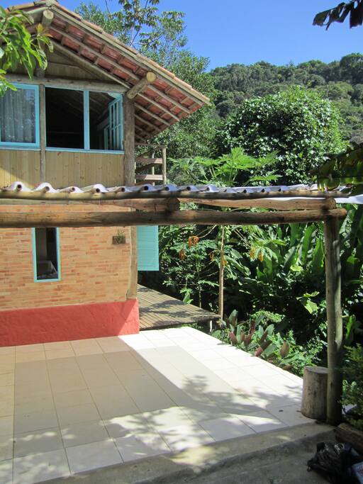 Chalé com mata Atlântica ao fundo