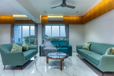 PVT Jacuzzi Lux Sky Suit: 2BHK home on 22nd Floor
