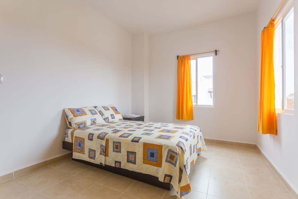 Hab. Principal/ Main Room/ Chambre Principale