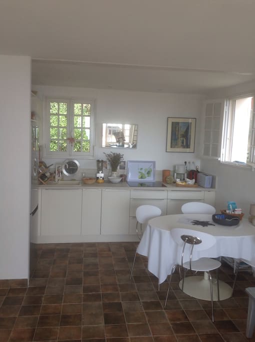 Côté cuisine - salle à manger
(neuve)tous équipements : frigo/congélateur, lave vaisselle, micro onde et four , rangements