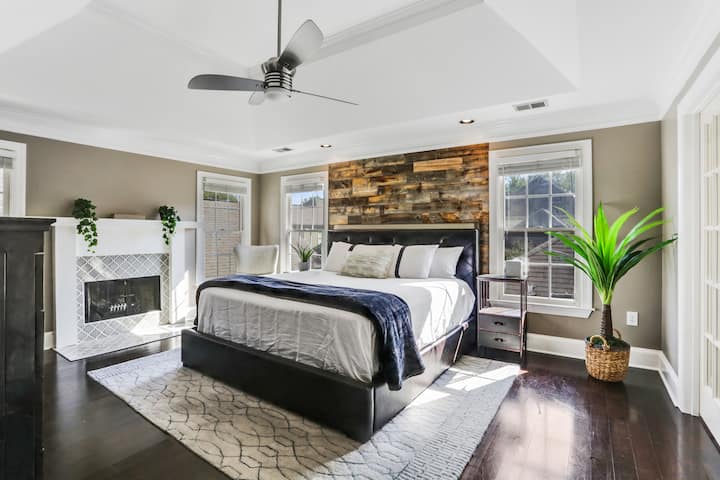 带壁炉的主卧室、50英寸电视和健身房入口