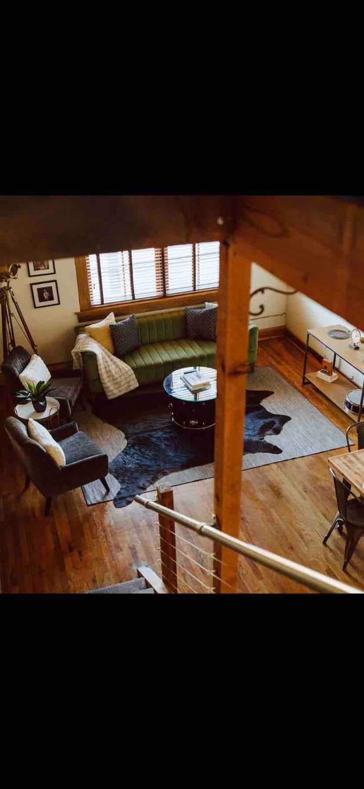 סלון ראשי. ספה נוחה מאוד! החלונות פונים למדרכות העירוניות.