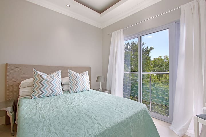 Kingfisher Apartment at Dolphin Crest Villa gallery image 2