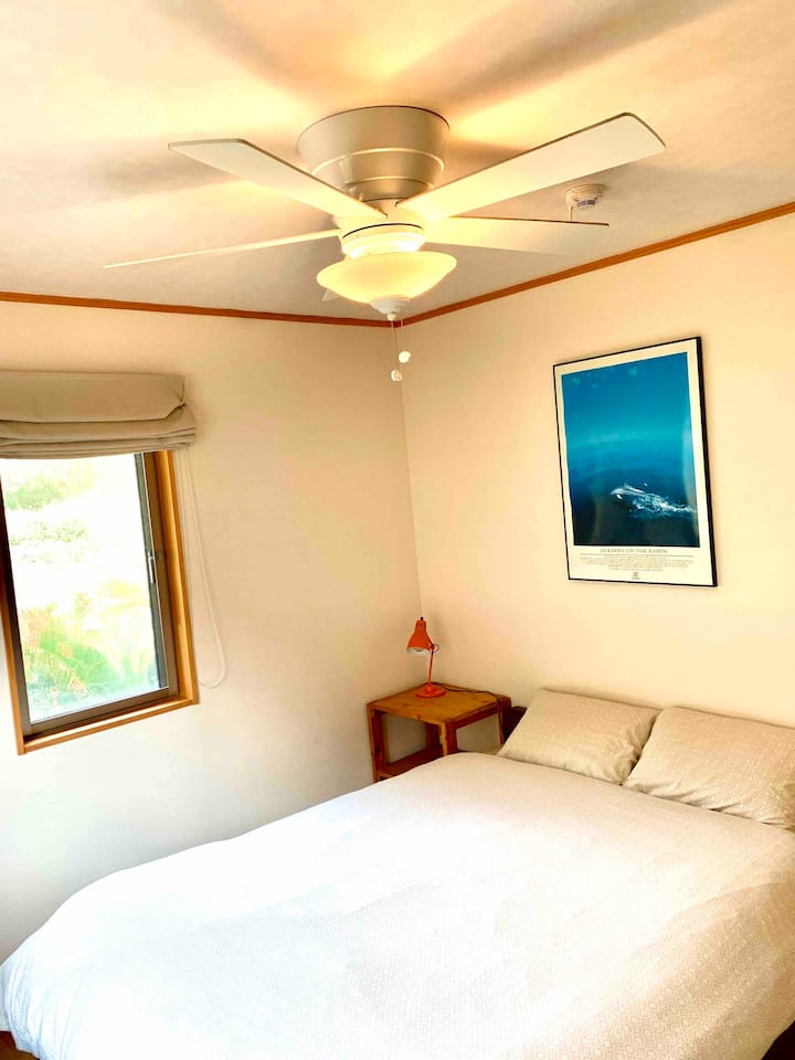 Double bed room with ceiling fan. 山側ゲストルームにはダブルベッド。２面採光で明るくて夏でも涼しげ。