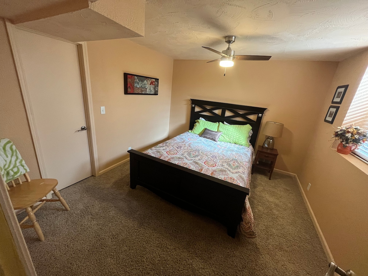 地下室卧室-标准双人床