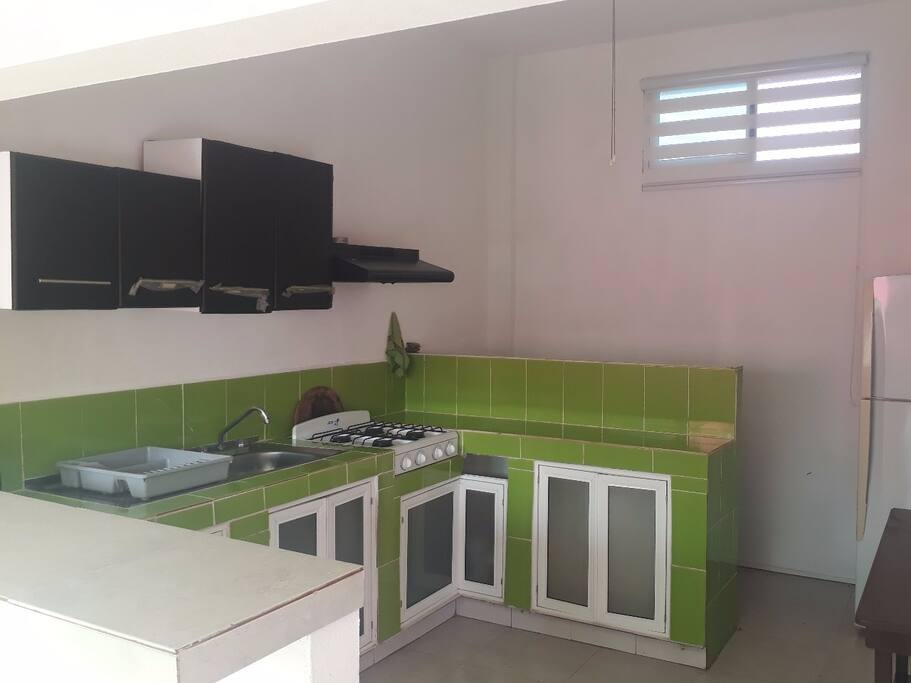 Cocina con refrigerador incluido