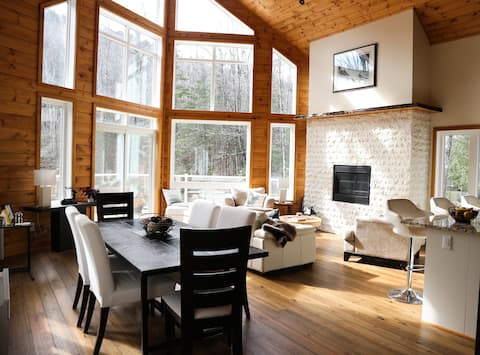 Le Stonybreck:  Modern Wakefield Chalet Getaway