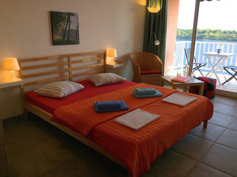 Wohnschlafzimmer mit Blick direkt auf's Meer