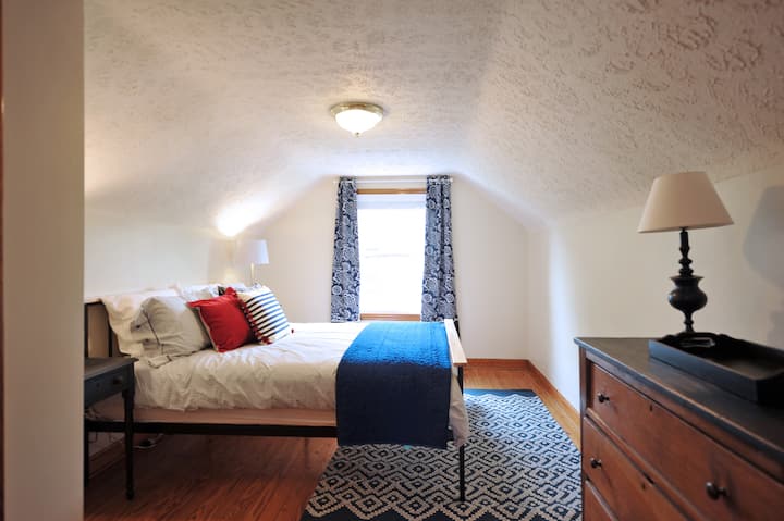 Chumba cha kulala cha ghorofa ya 2 ni cha kustarehesha na cha kuvutia. Mwisho kila siku katika kitanda kingine cha malkia.