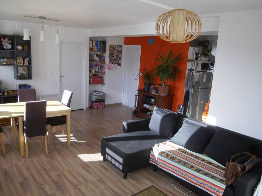 Salle à manger/ espace convivial et chaleureux... (canapé qui se transforme en lit double)