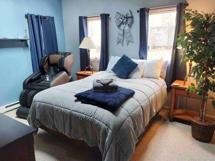 Master Bedroom:
- Skylight
- Full body Massage chair
- Private entrance from outside deck and off the dining room 
- Queen bed, full dresser, and 2 nightstands
