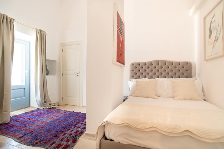 Quarto de mandarim silencioso com 
vista para o jardim da cama francesa