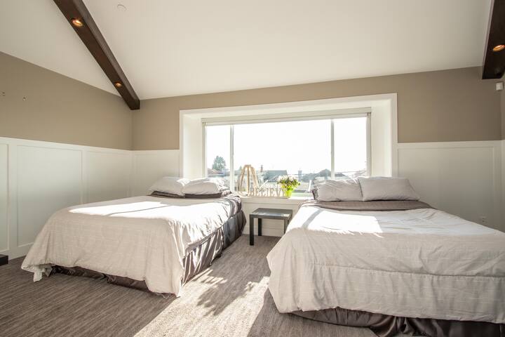 Family-Friendly Home: 9 Beds, Heart of Vancouver gallery image 5