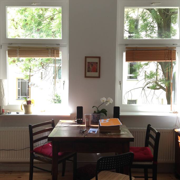 Blick auf den Esstisch und die zwei großen Fenster in den Innenhof