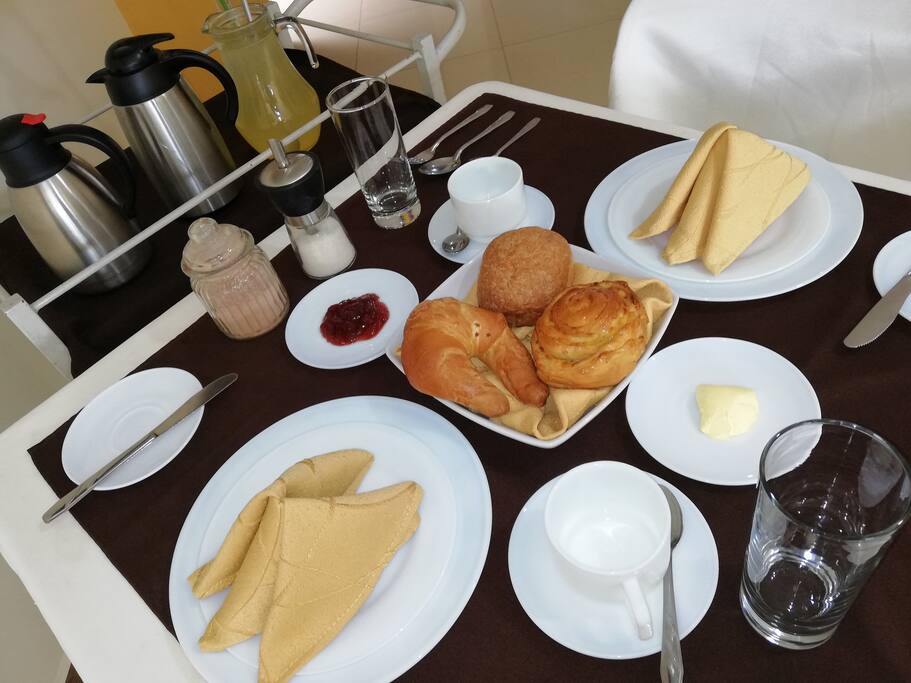 odos nuestros huéspedes disfrutan de un desayuno tipo continental como cortesía por preferirnos.
Menú variado a diario en caso de estadías prolongadas.