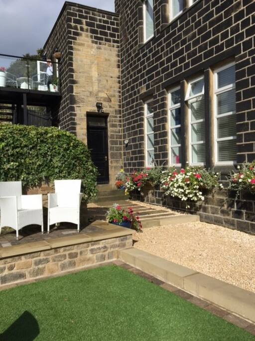Your own private entrance so you can come & go as you please.