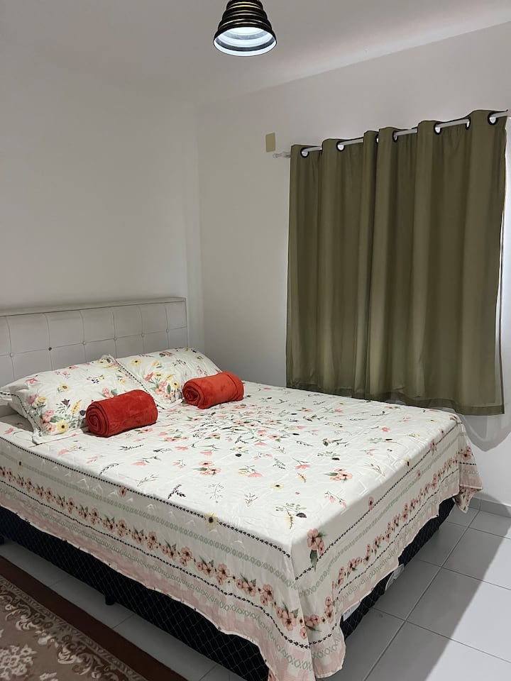 Cama Qeem doble, mantas de microfibra disponibles , sábanas y almohadas.