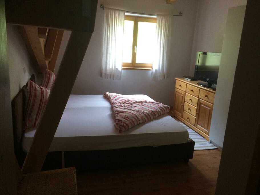 Doppelbett mit Schrank, Tisch, 2 Stühle, TV, Sat und W-lan