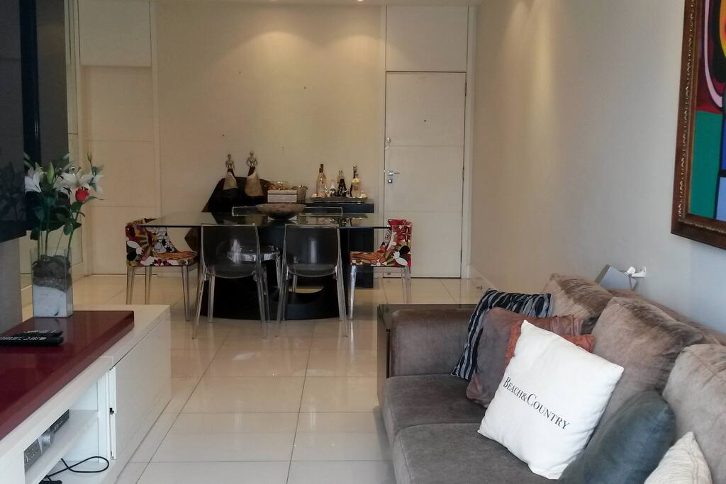 Confortáveis sala de estar e jantar