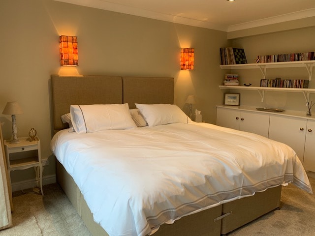 غرفة النوم 6 (الطابق الأرضي): أسرّة مزدوجة أو سرير مقاس كينغ فائق
إطلالات على النهر والقلعة