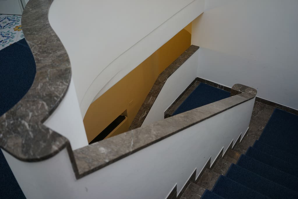 scala , la stanza è al 2° piano e da sul fronte villa, sopra l' entrata