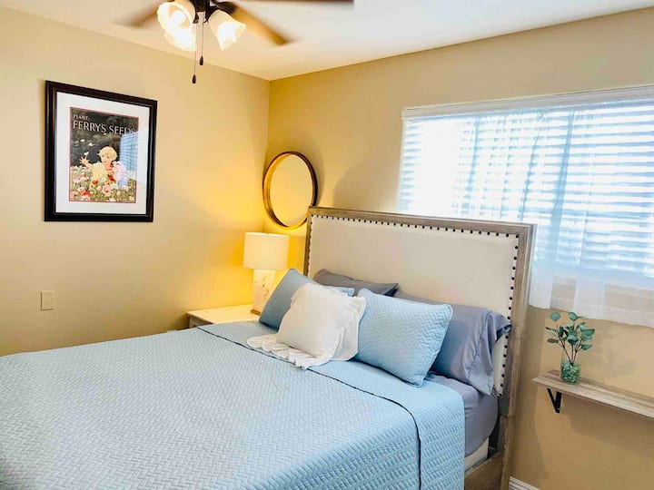 Dormitorio queen con TV inteligente de 45 pulgadas
