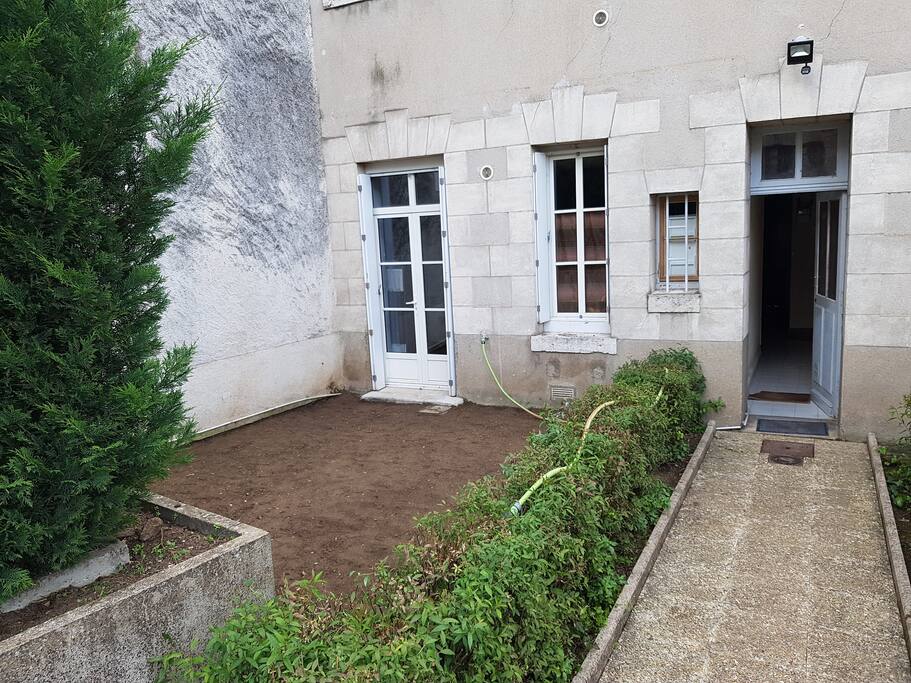 Espace jardin privatif en cours de gazon
