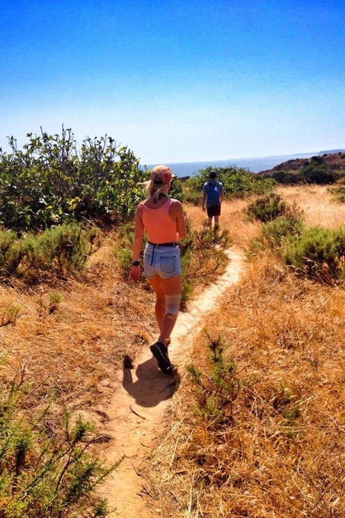 Show full-screen, host-provided image