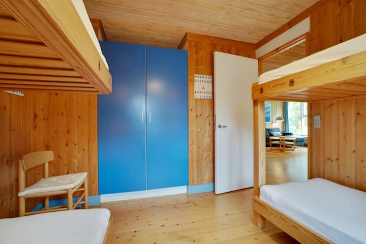 Vitanda 4 vya mtu mmoja, vyenye ngazi na bodi za usalama kwa ajili ya vitanda vya juu (katika WARDROBE). Toys na michezo kwa ajili ya wavulana na wasichana