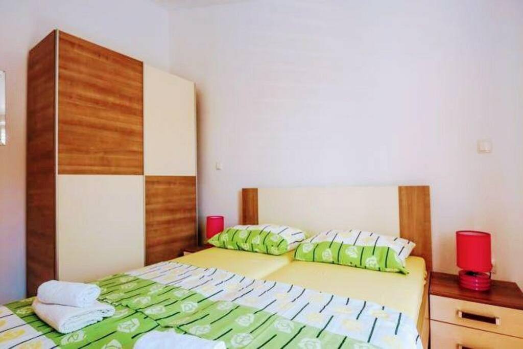 Bed room with a double bed and a closet