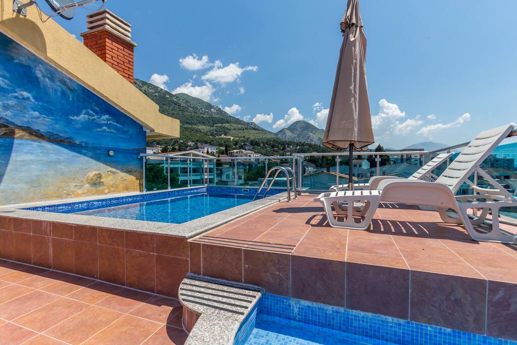 This villa has a swimming pool located at the top of the house. If you want to relax from the crowd and enjoy the sun, we have a solution for you.