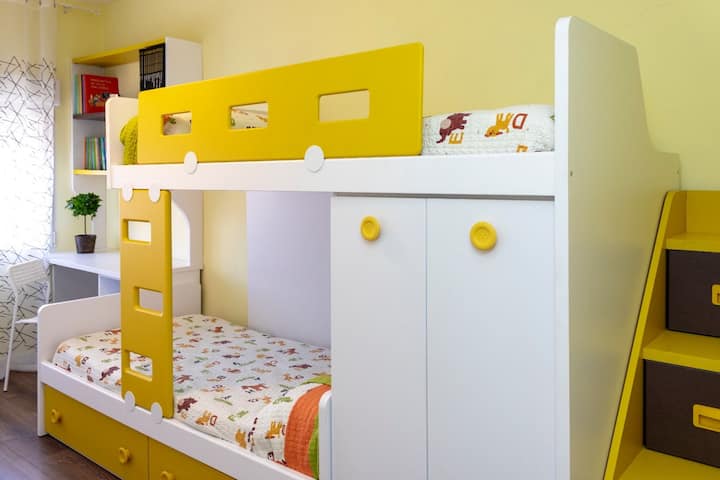 Двуетажно легло в спалнята, детска наслада
